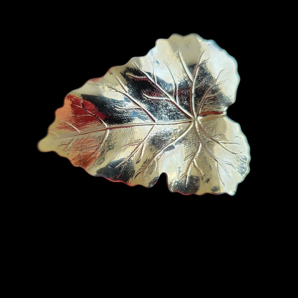 Vintage textured grape 2" leaf in gold tone scarf clip/brooch
